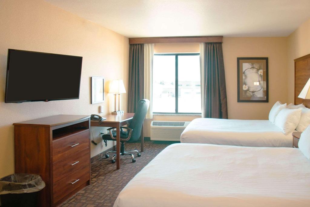 Grand Forks Lodge And Suites