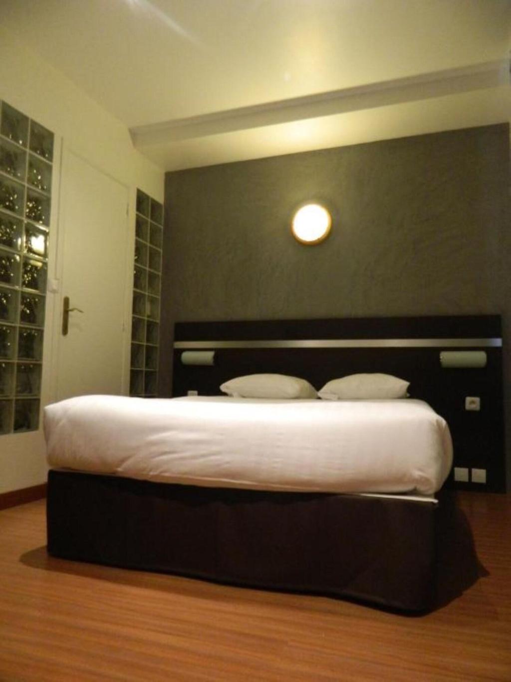 Modern's Hotel