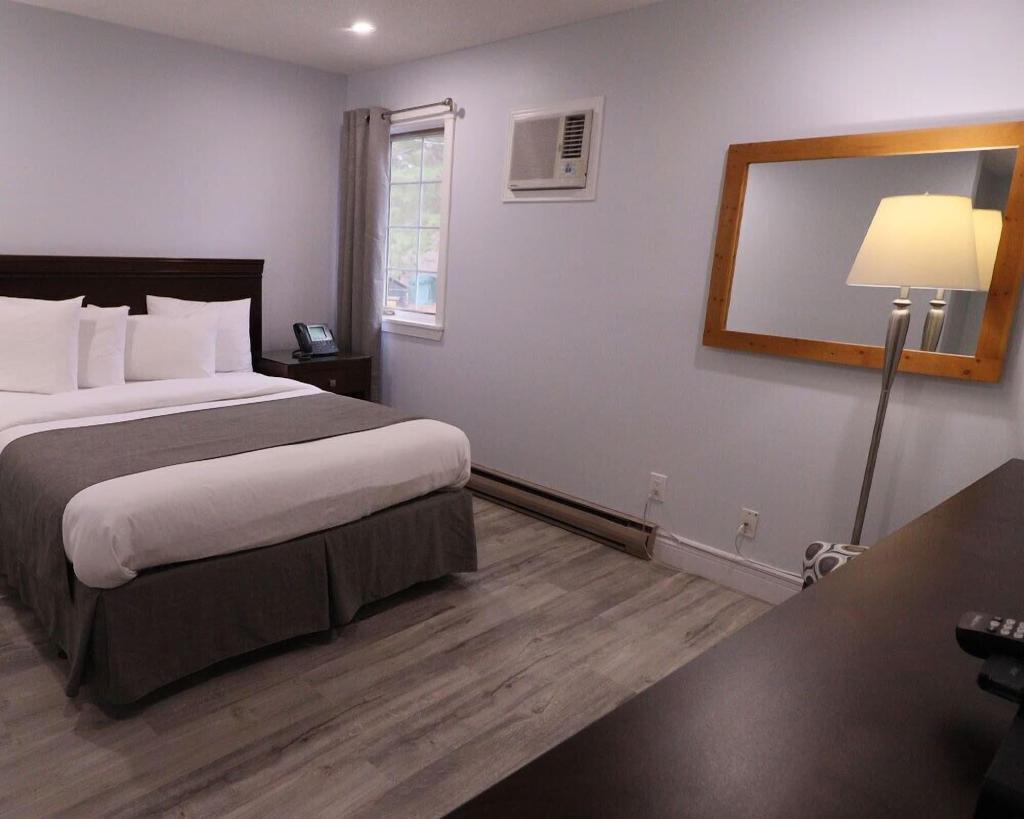Algonquin Lakeside Inn
