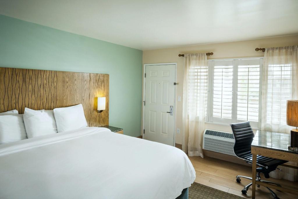 Pb Surf Beachside Inn