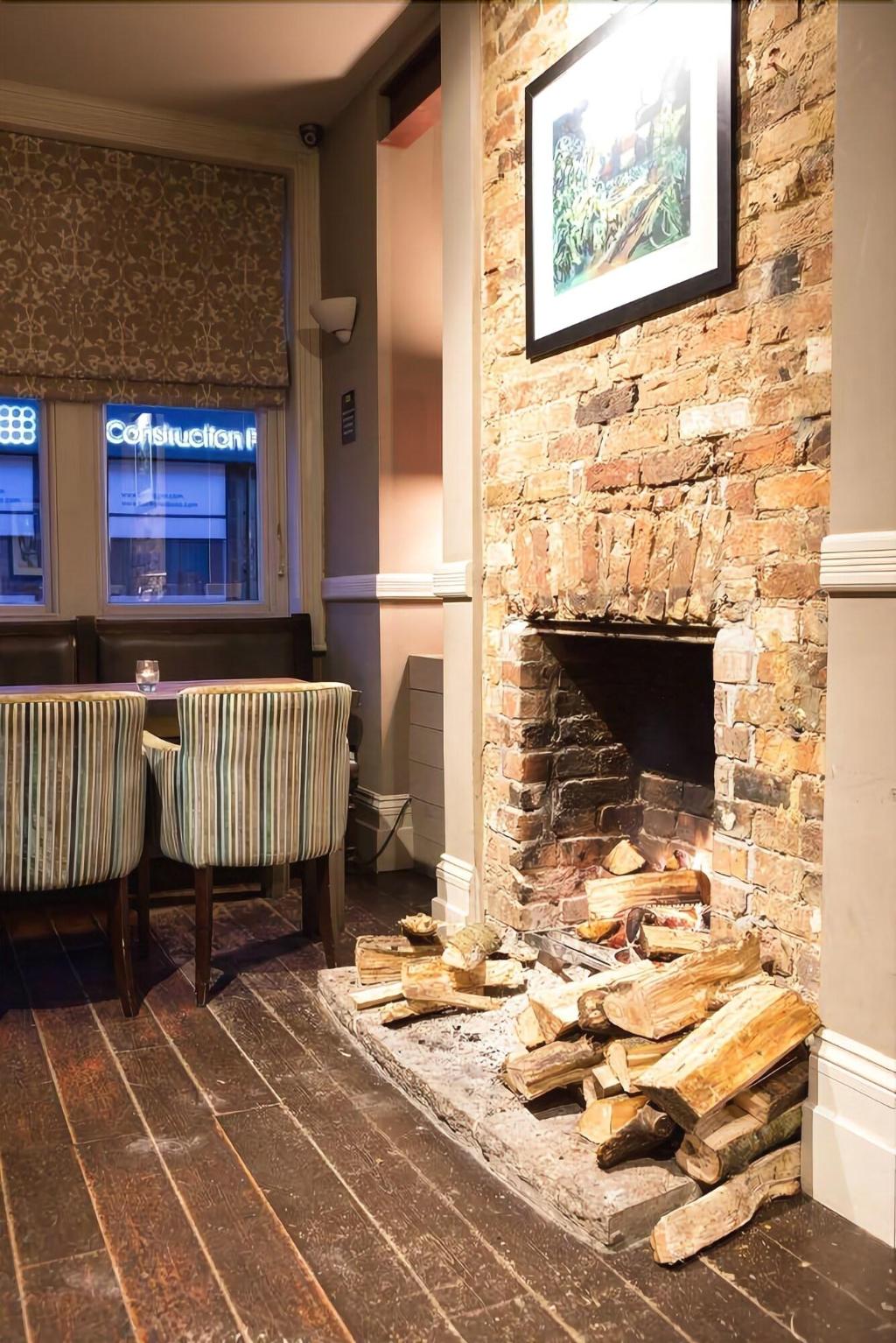 Ox Hotel Bar & Grill - Sports and Entertainment