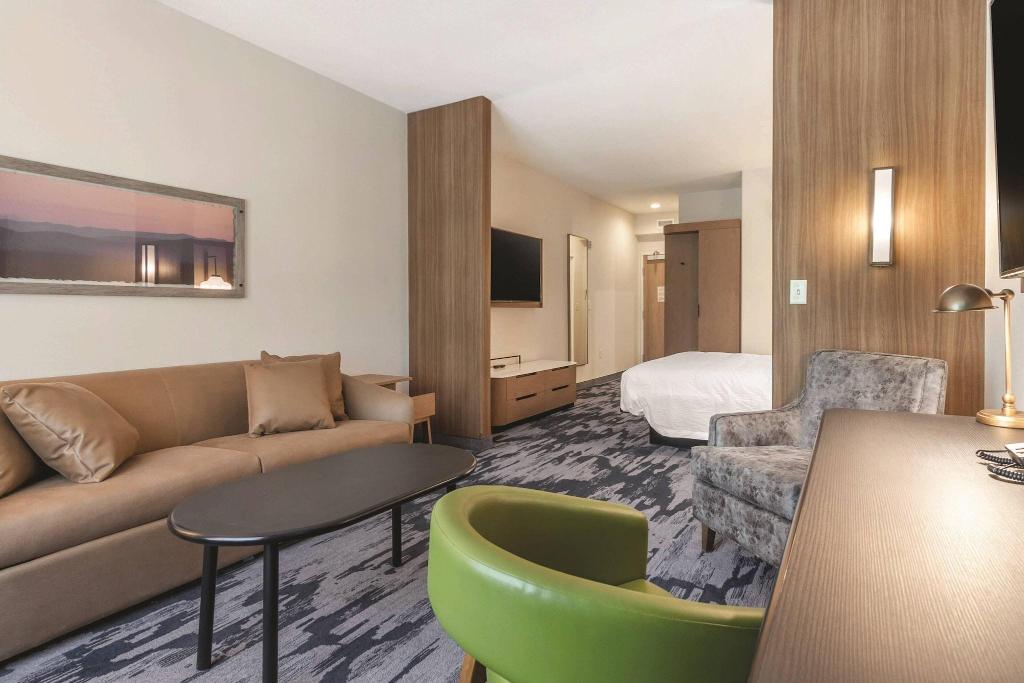 Fairfield Inn & Suites by Marriott Kansas City Sha