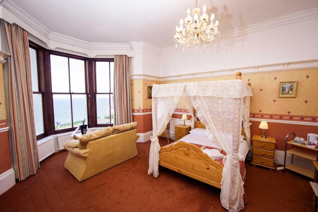Delmont Hotel