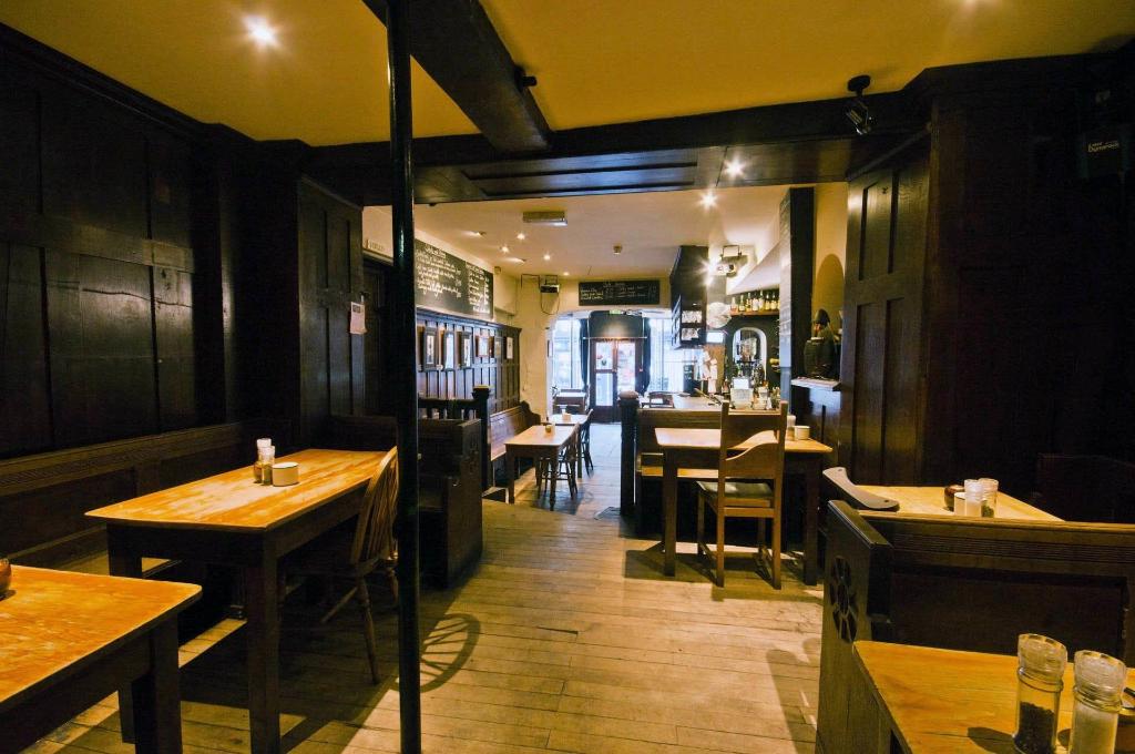 Gales Of Llangollen - Bar