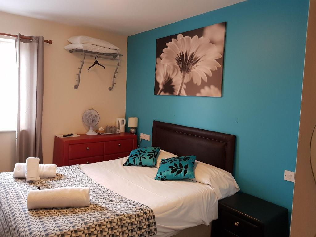 OYO Go2 Gloucester Hotel