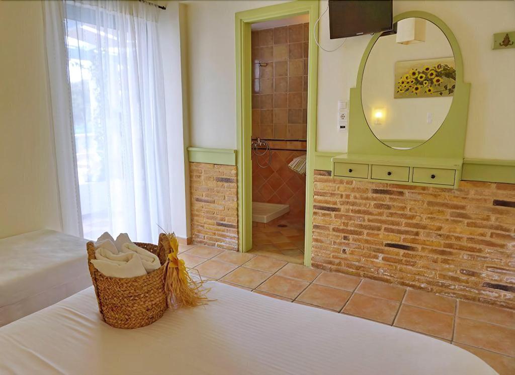 Saronis Hotel