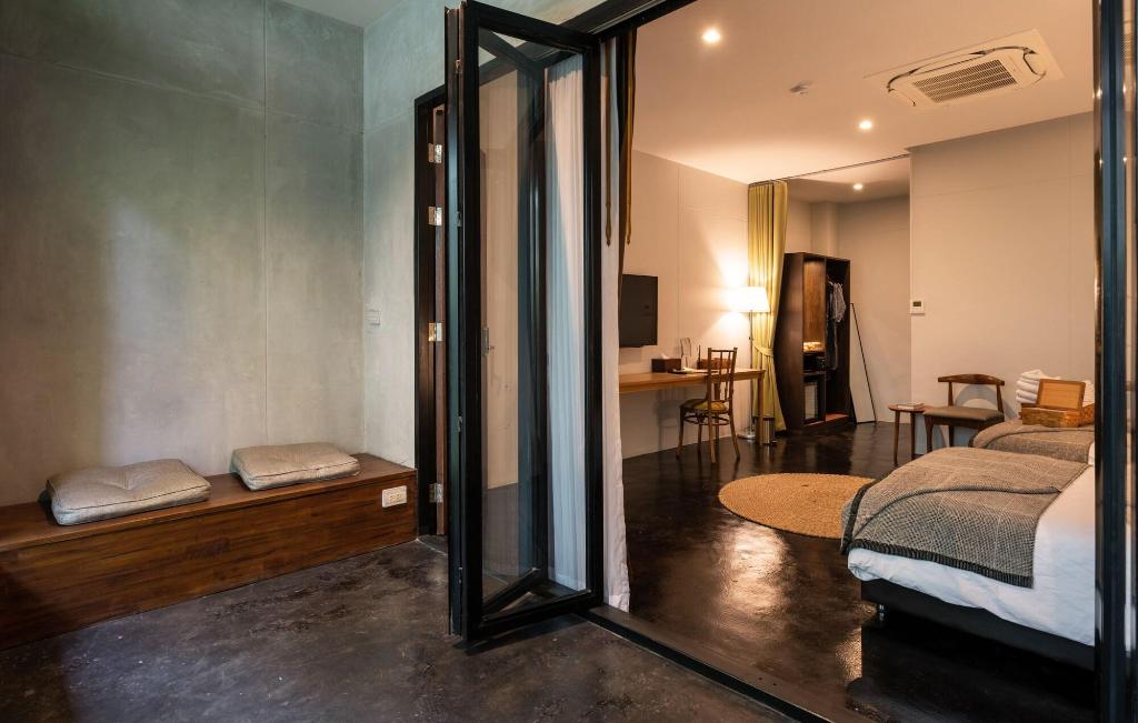 Cherlock Hotel
