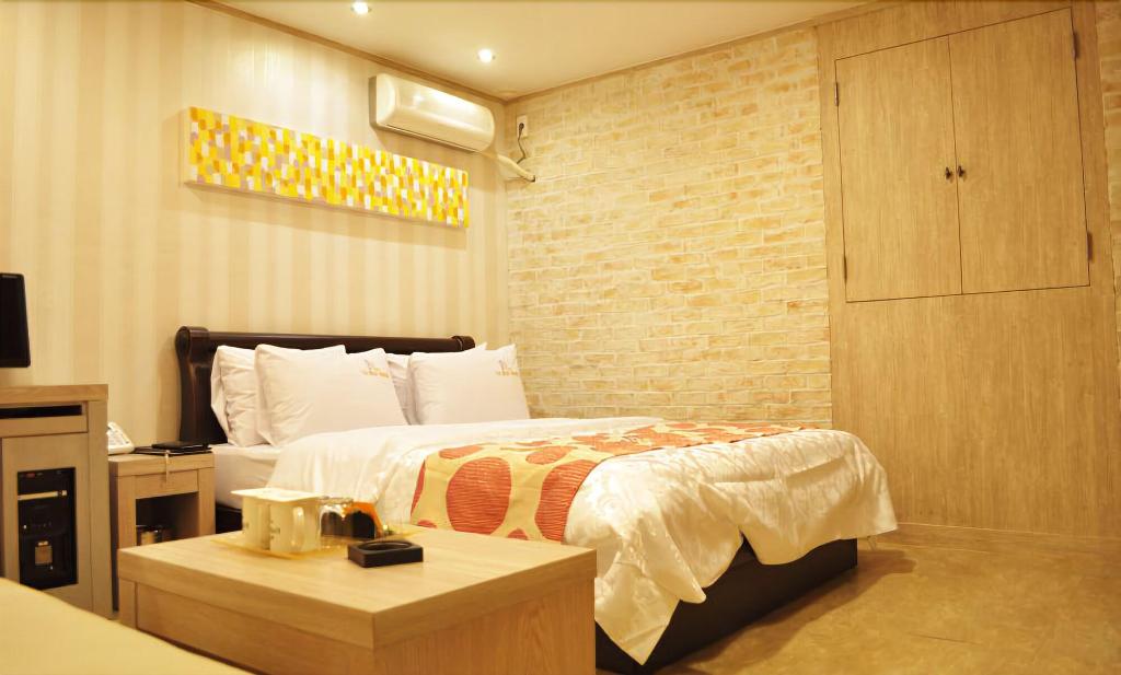 La Nuit Hotel