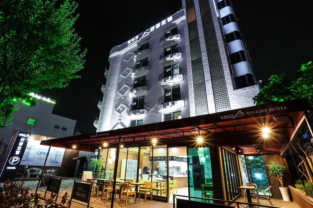 White Tourist Hotel - General view