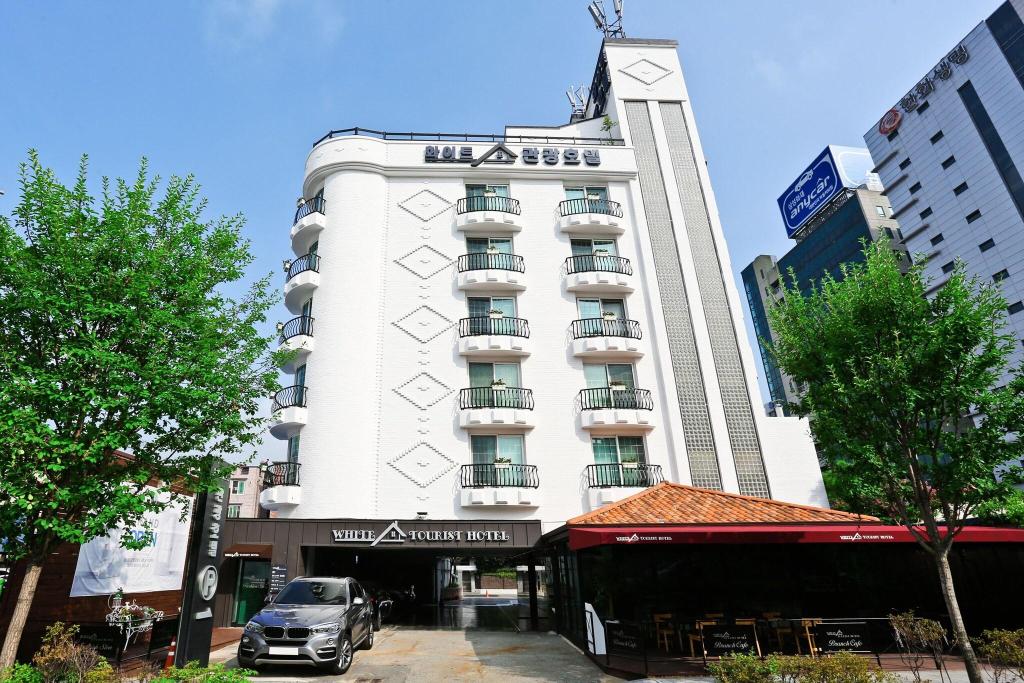 White Tourist Hotel - General view