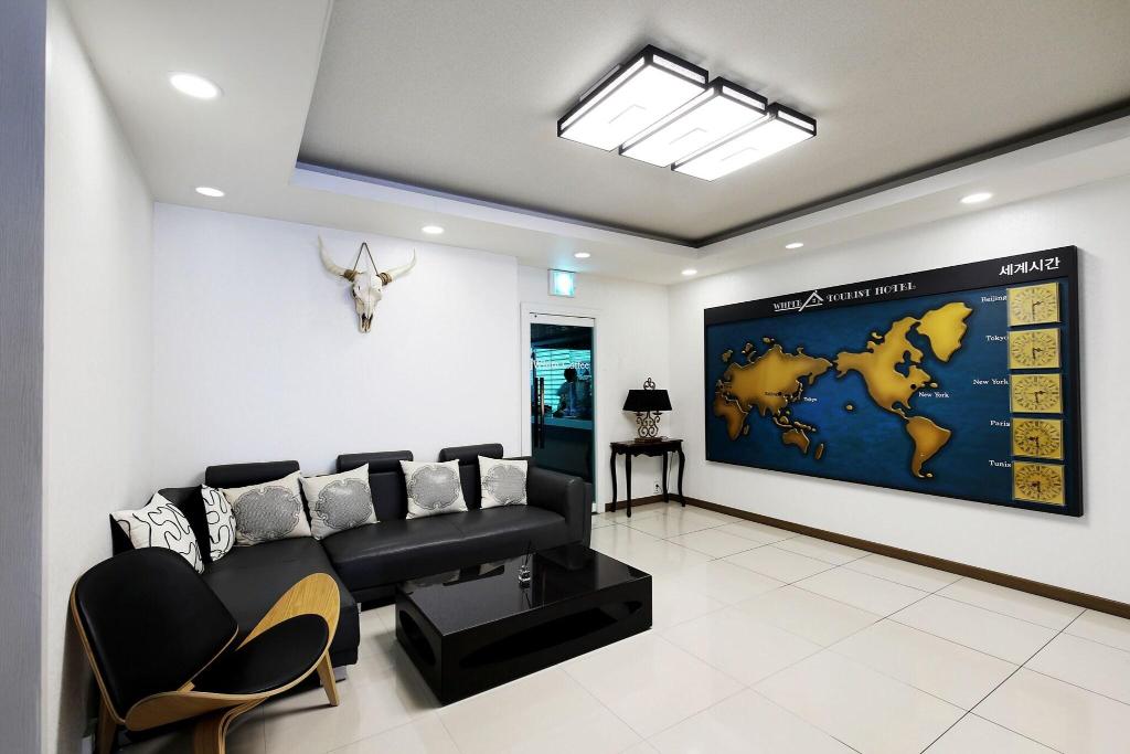 White Tourist Hotel - Lobby