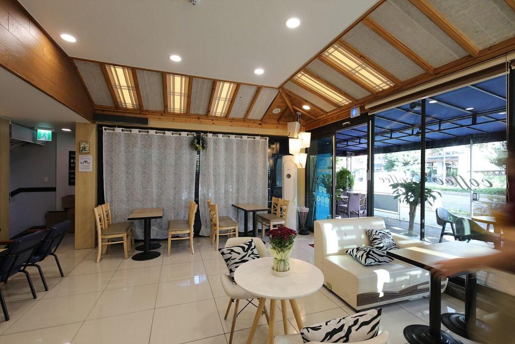 White Tourist Hotel - Restaurant