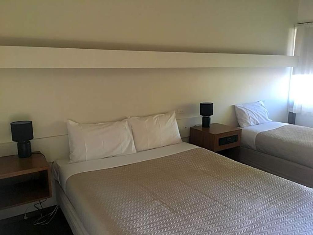Tudor House Motel