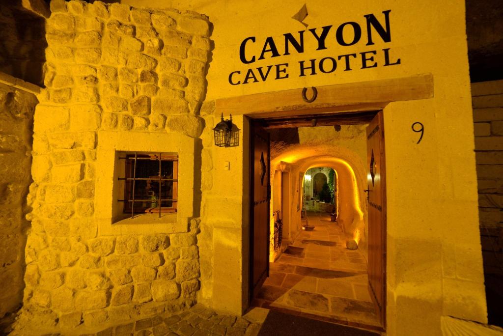 Canyon Cave Hotel