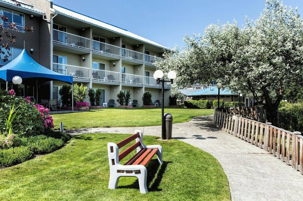 Inn On Long Lake