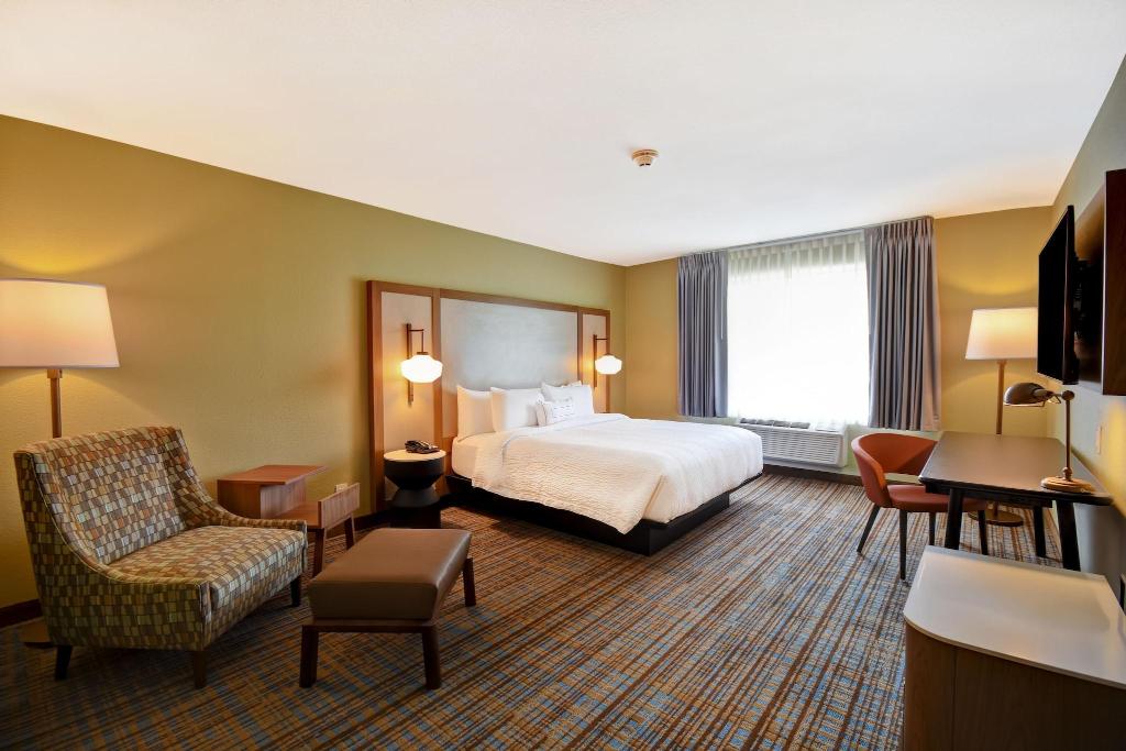 Fairfield Inn Suites By Marriott Milwaukee North