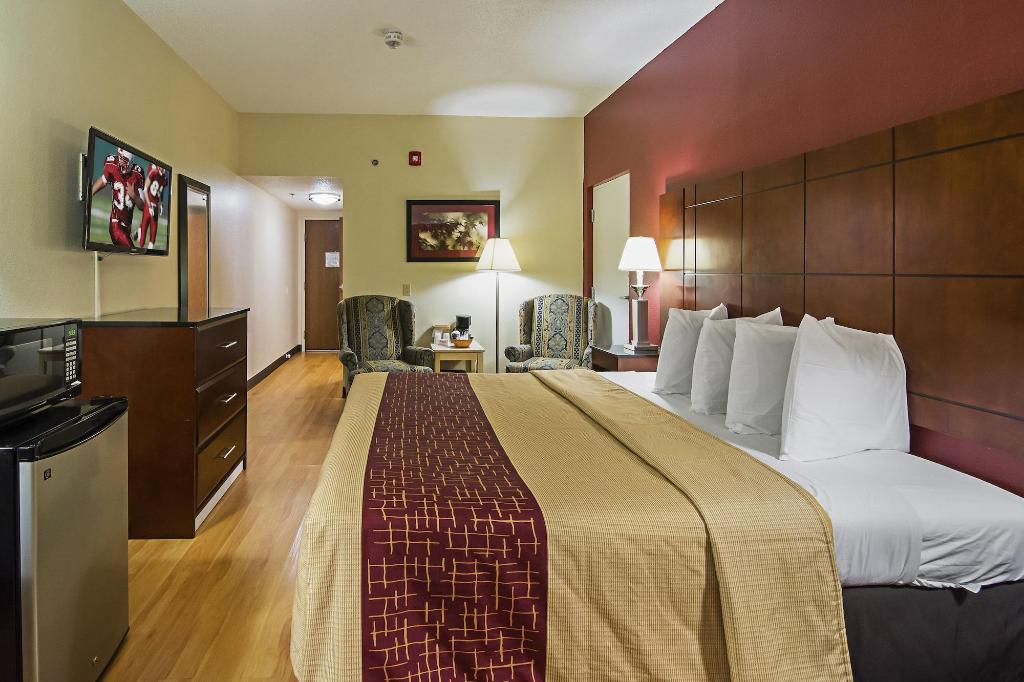 Red Roof Inn & Suites Fayetteville – Fort Bragg