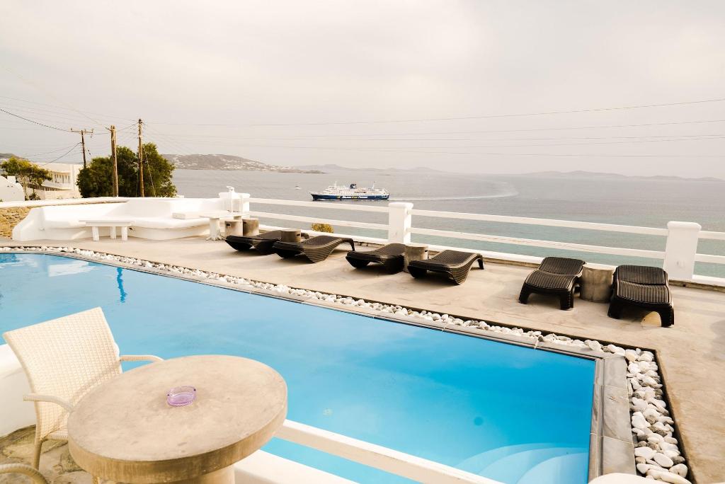 Flaskos Suites