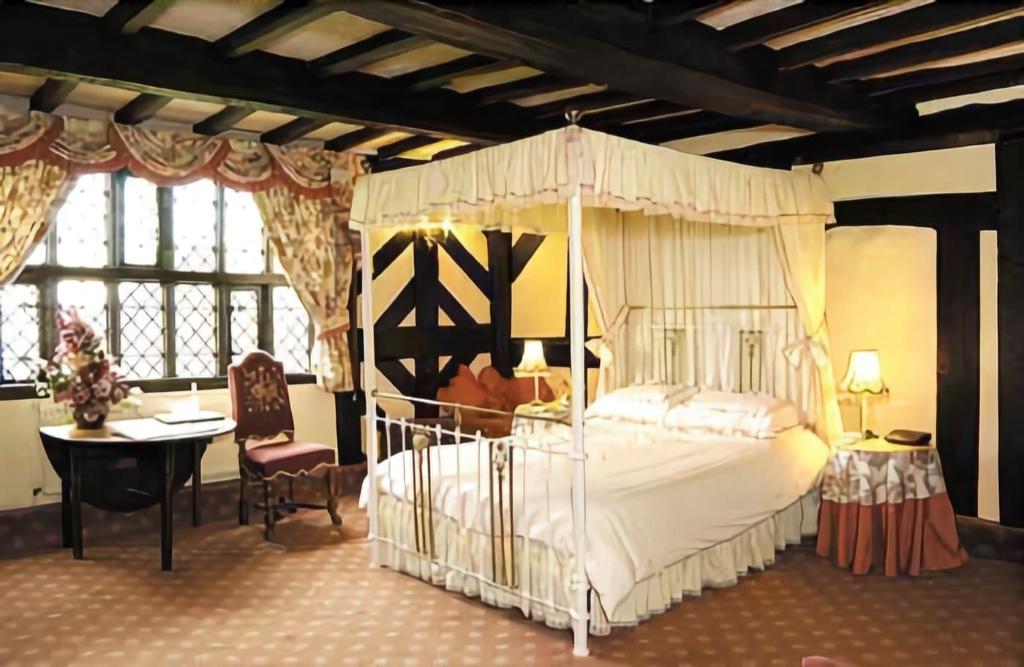 Albright Hussey Manor