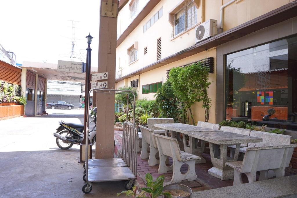 Sri Chumphon Hotel