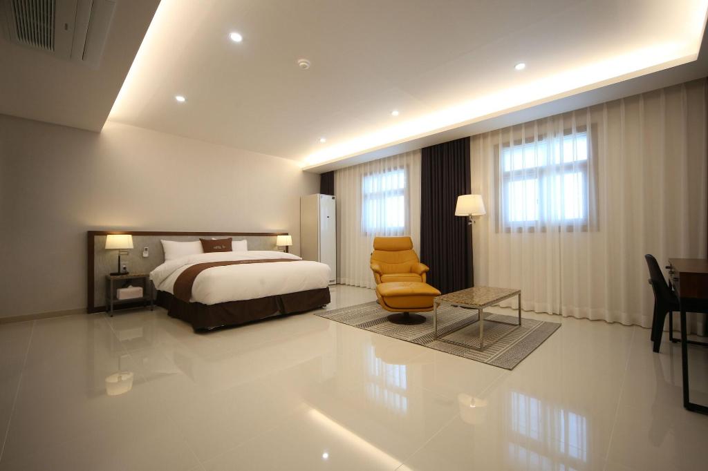 Hotel J's