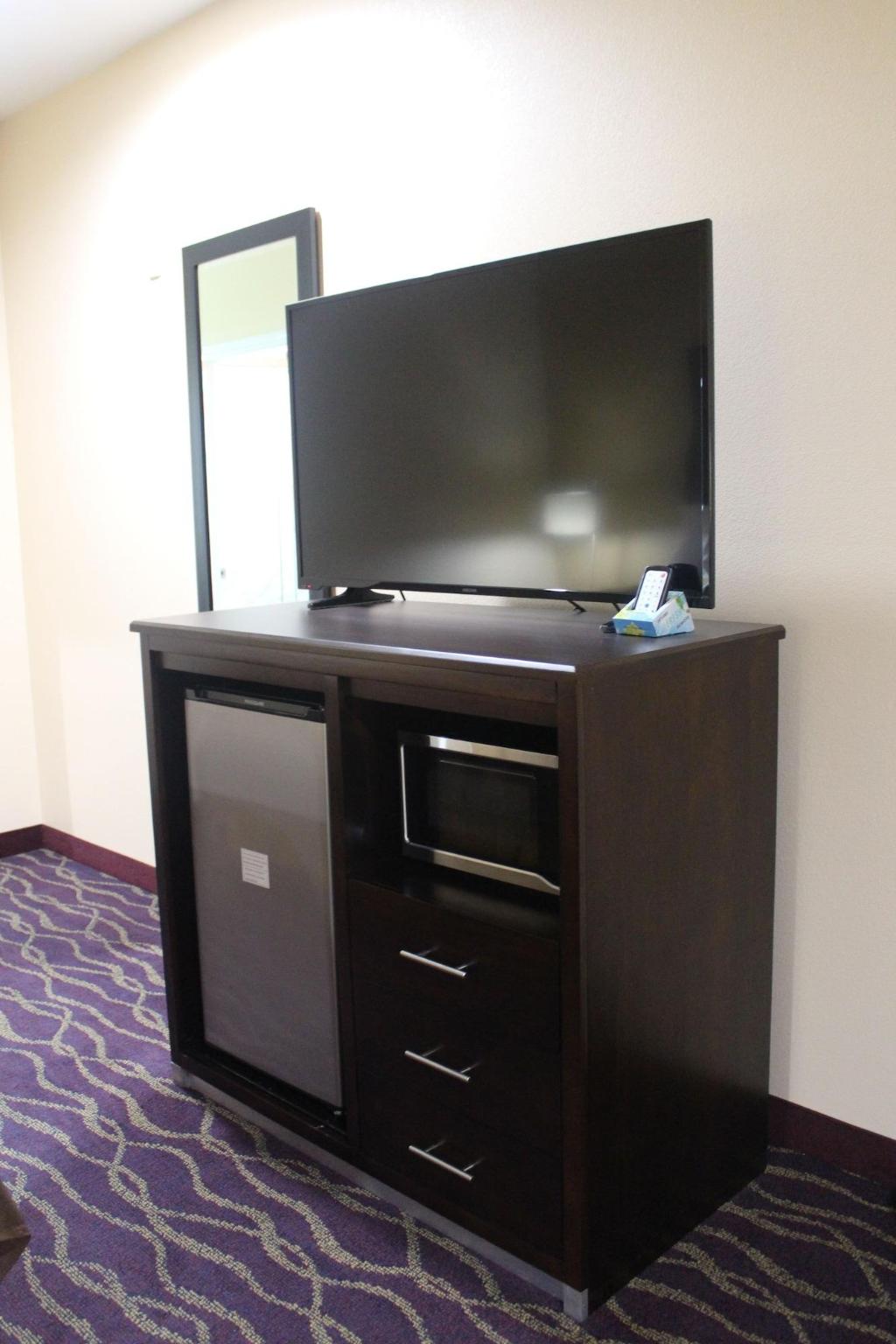 Express Inn & Suites - Bush Airport