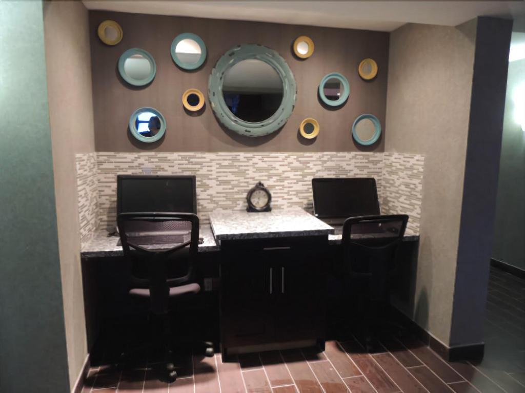 Stoughton Western Star Inn & Suites