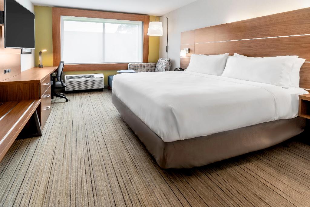Holiday Inn Express & Suites Milwaukee West Allis