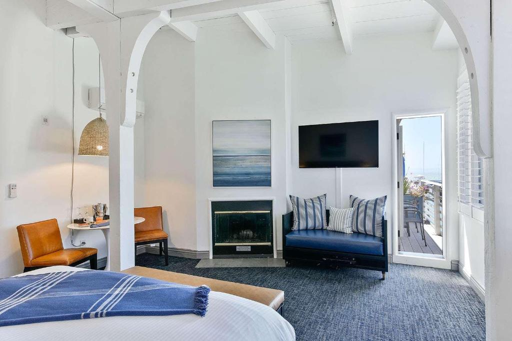 Waters Edge Hotel