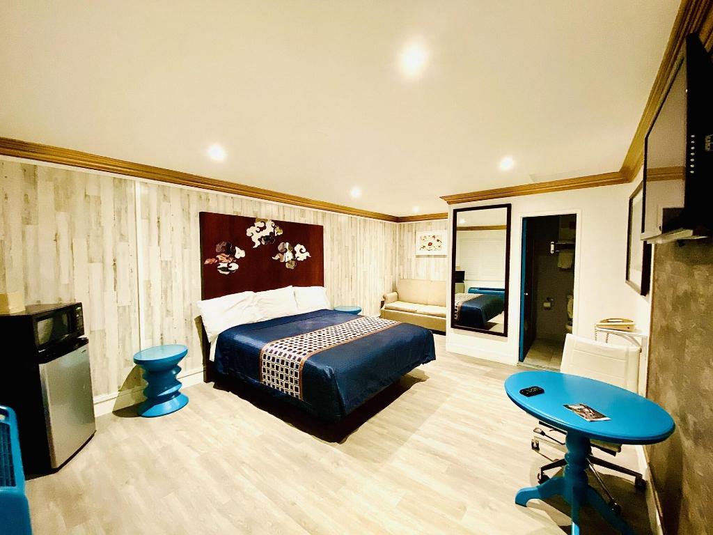 Casa Blanca Inn & Suites
