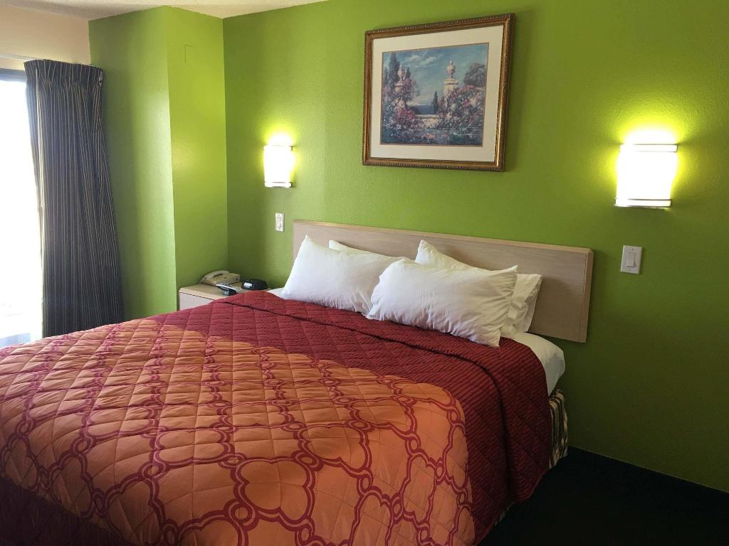 California Inn & Suites
