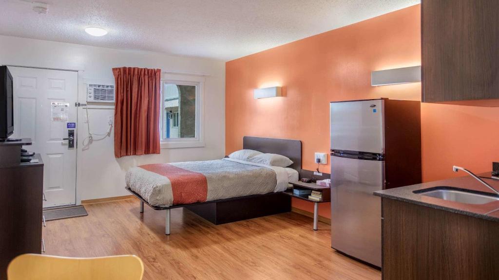 Motel 6 Camrose, AB