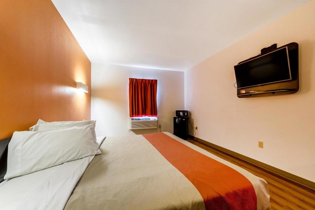 Motel 6 Jourdanton, TX