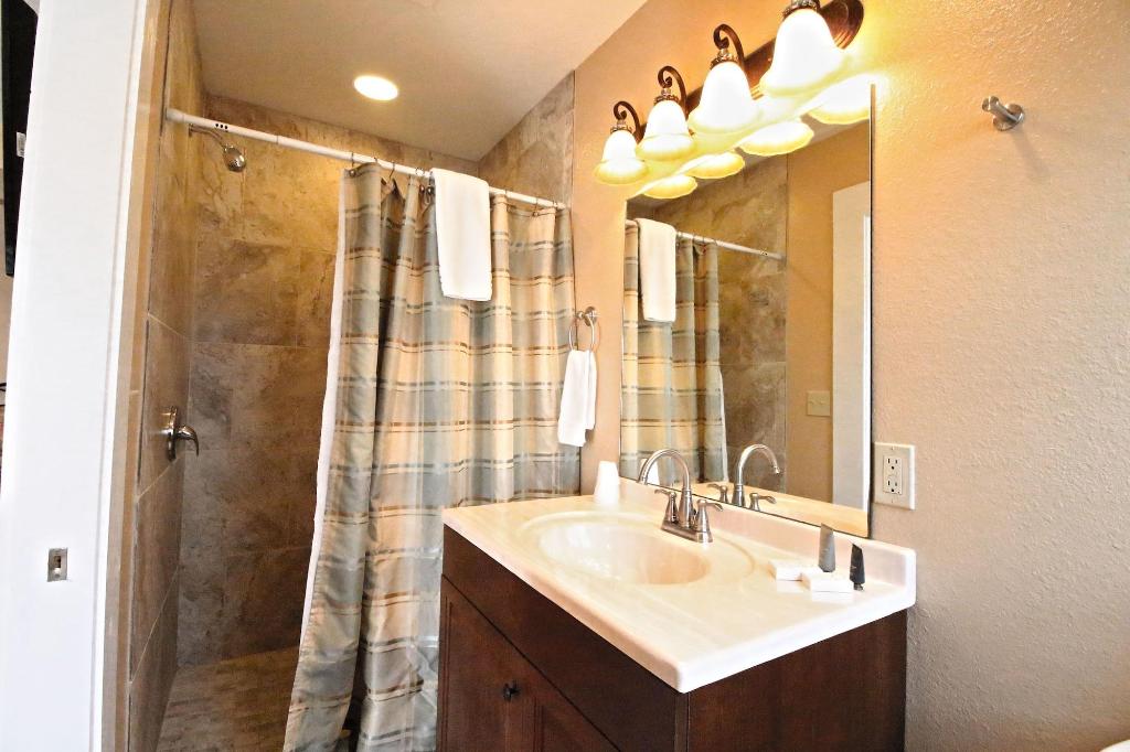 Peach Tree Inn & Suites