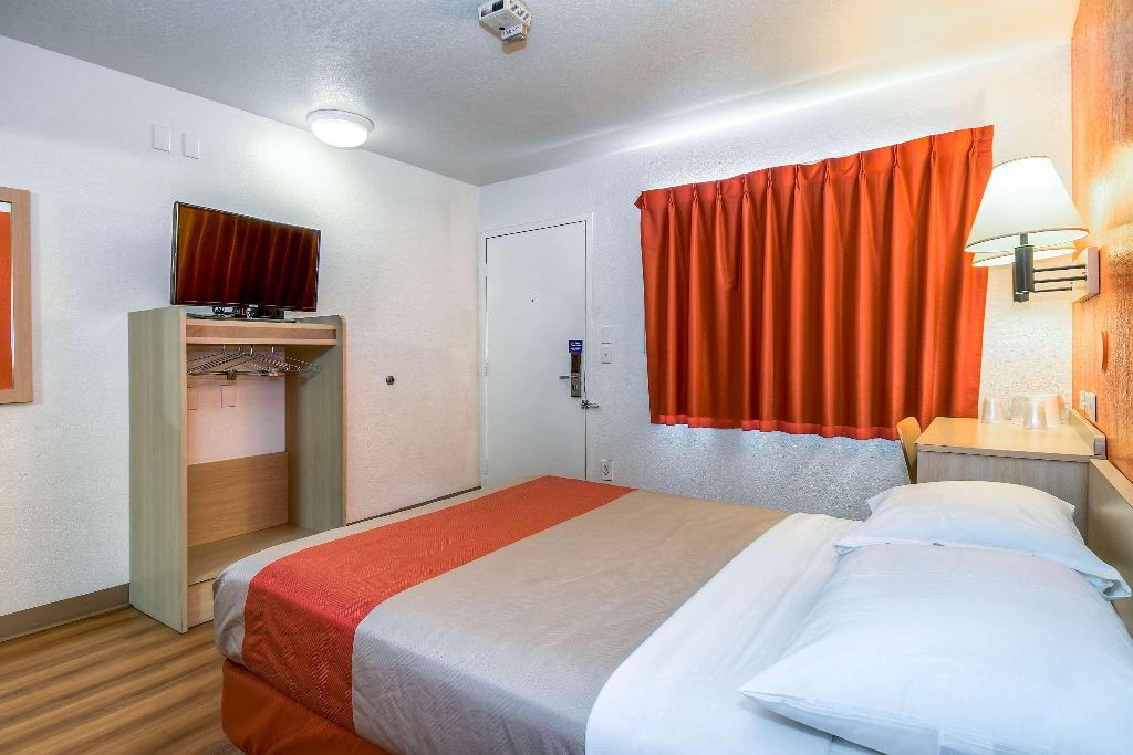 Motel 6 Corona, CA - Norco