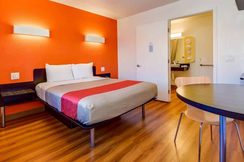 Motel 6 Riverside, CA - UCR East