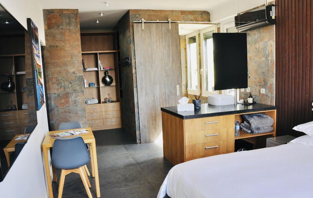 The Address Cassis