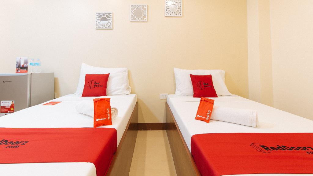 RedDoorz Plus near Uptown BGC Mall