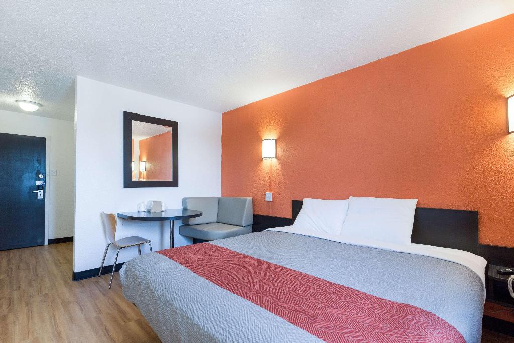 Motel 6 Lincoln, IL