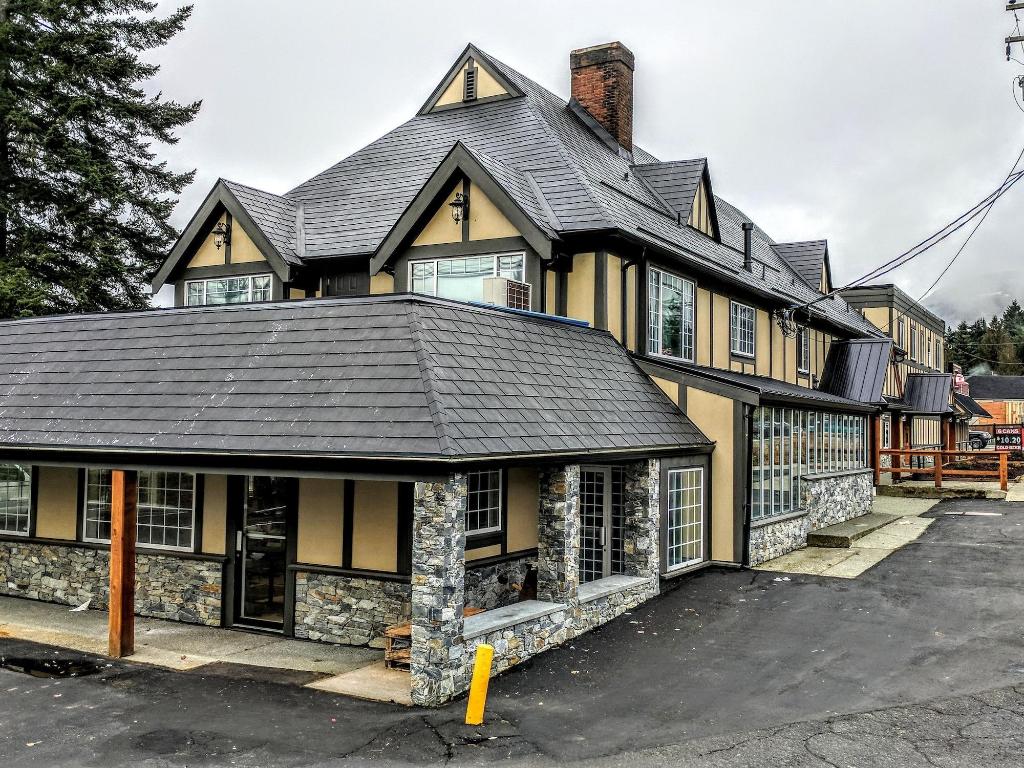 Riverside Inn