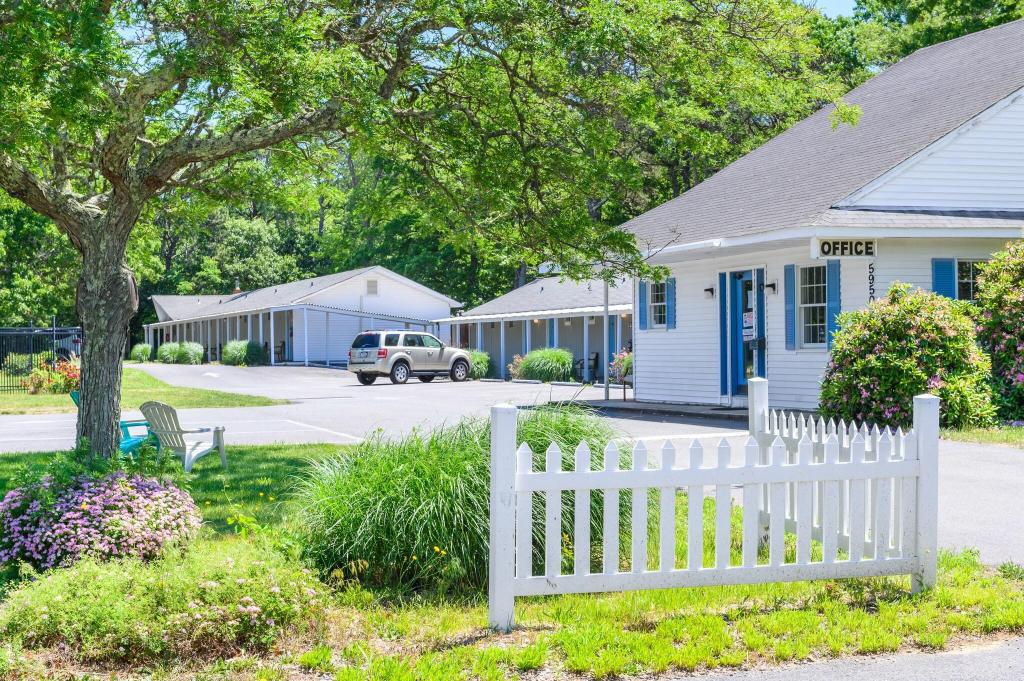 Blue Dolphin Inn