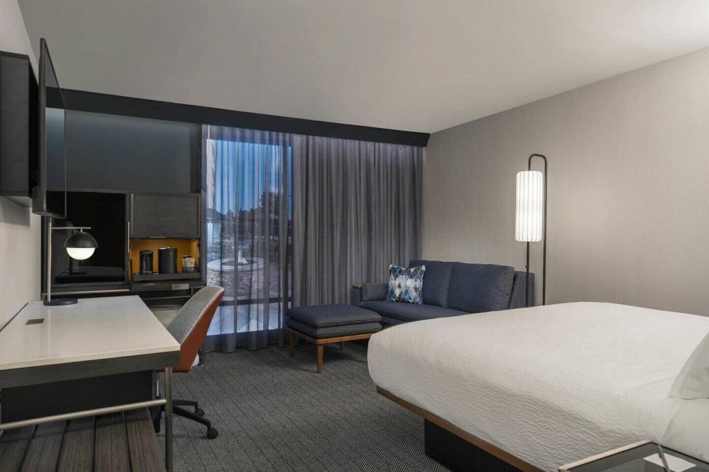 Courtyard By Marriott Hamilton
