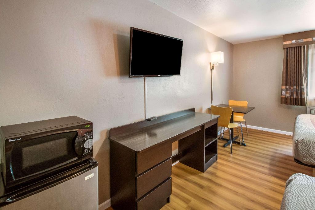 Motel 6 Rossford, OH