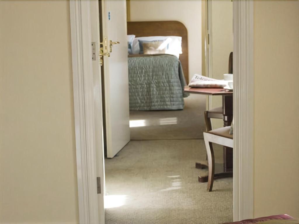 Charlemont Arms Hotel