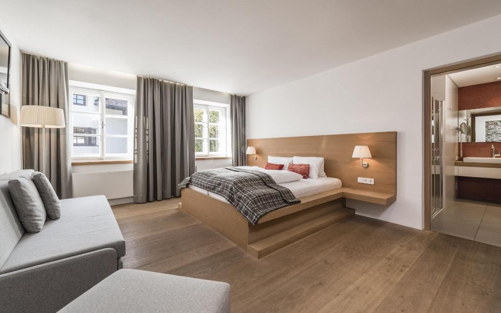 Hotel Strasserwirt - Herrenansitz zu Tirol