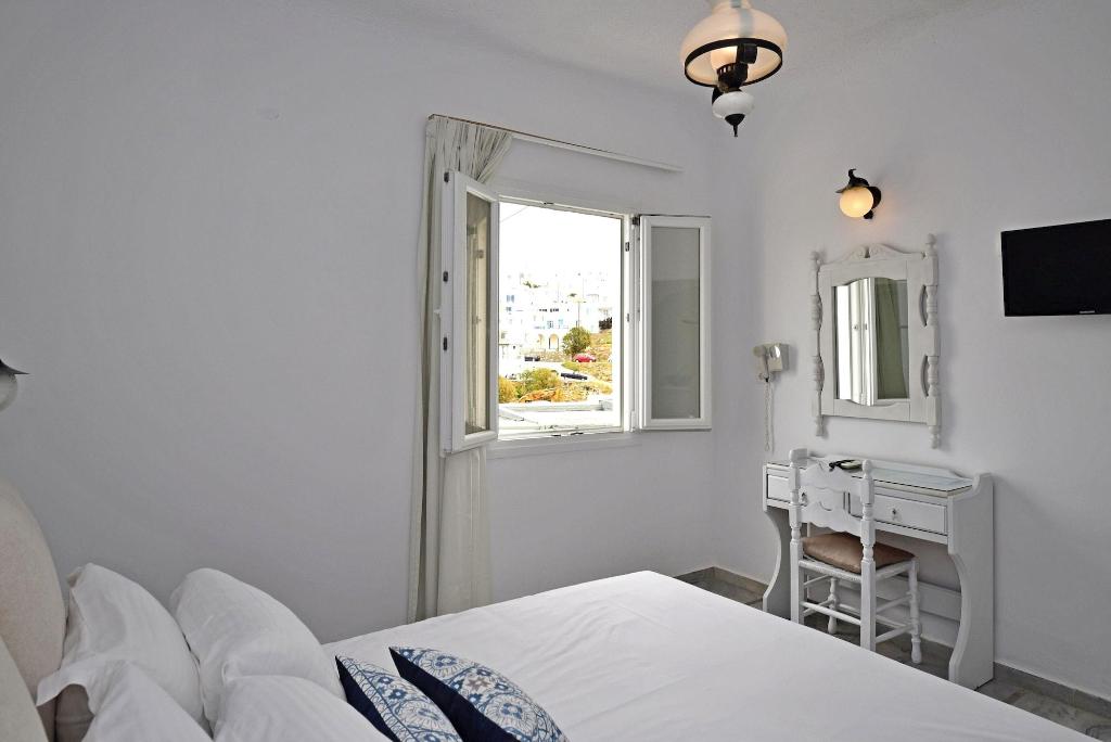 Adonis Hotel & Apartments