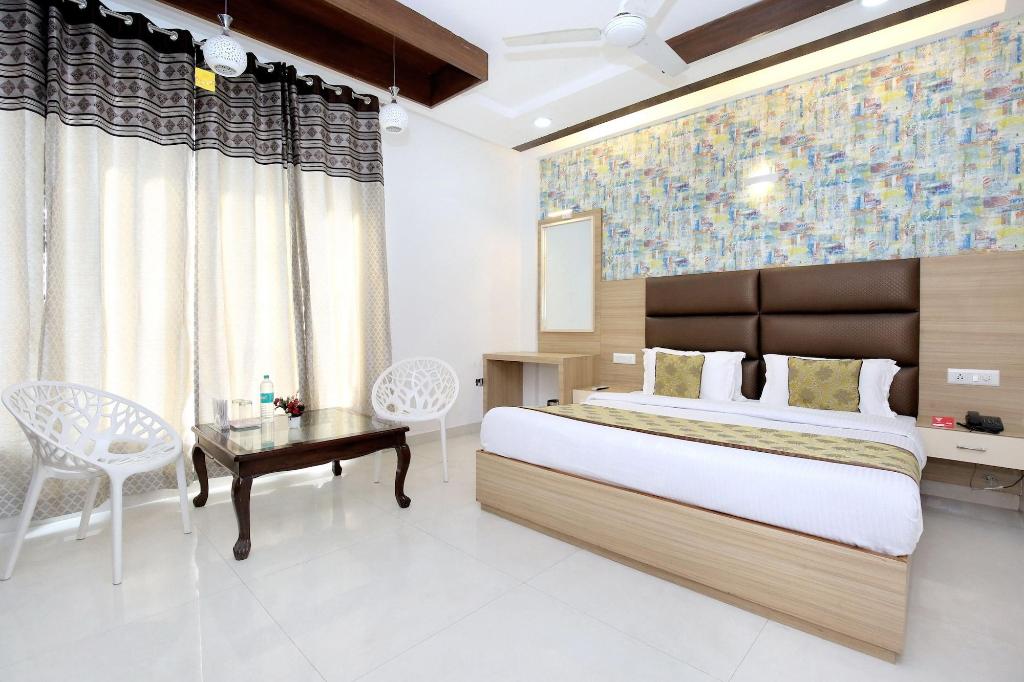 Oyo 11367 Hotel Yellow