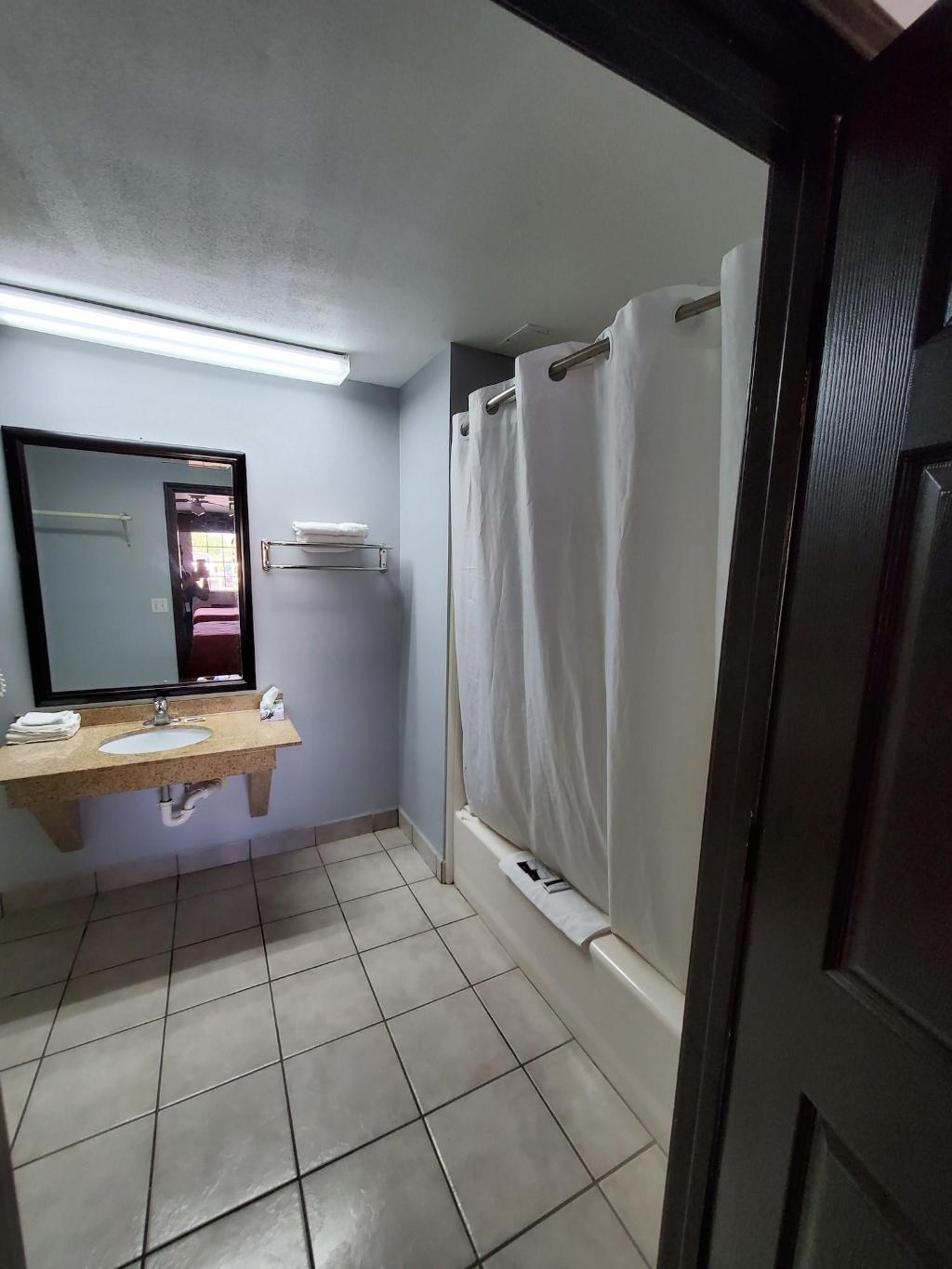 Deluxe Inn & Suites