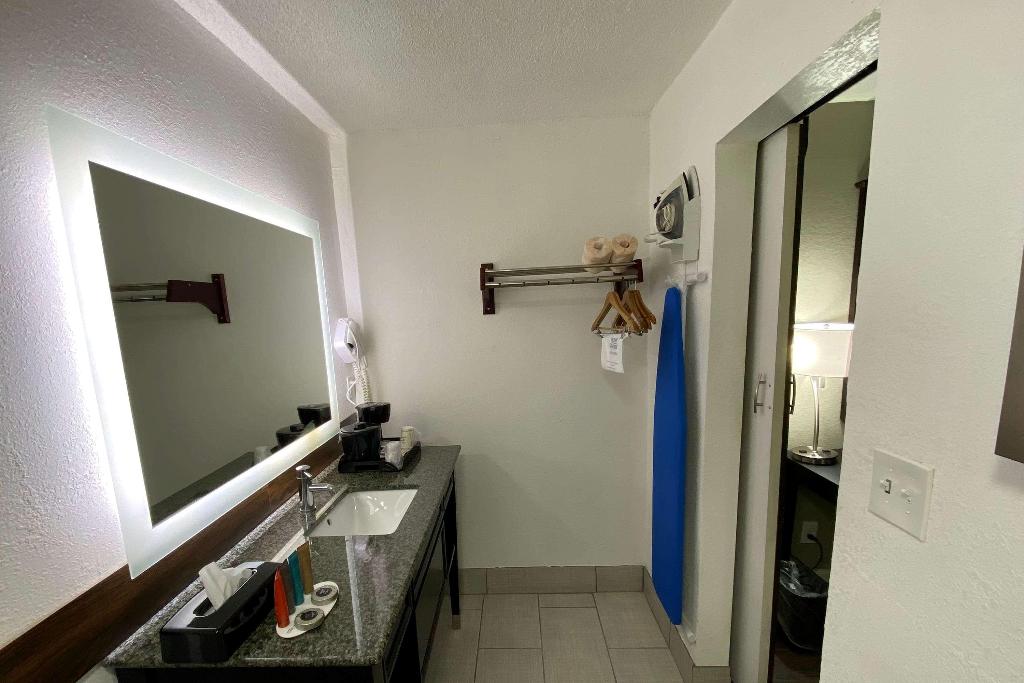 LX Hotel a Travelodge by Wyndham