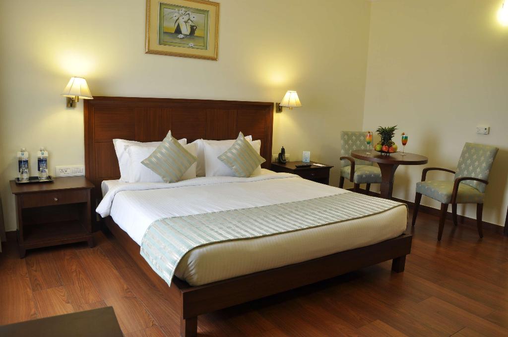 Le Lac Sarovar Portico